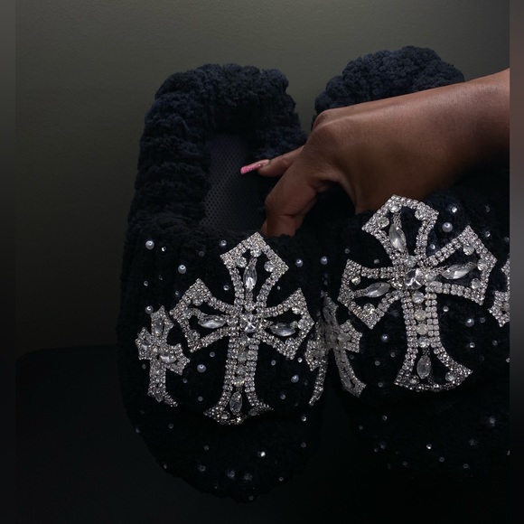 Yarn slides with cross and rhinestones - Picture 1 of 7